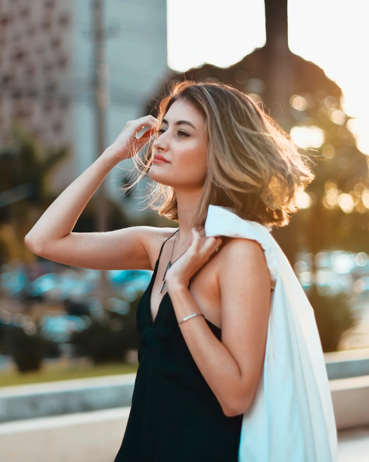 Retrato de ensaio com vestido claro na luz dourada